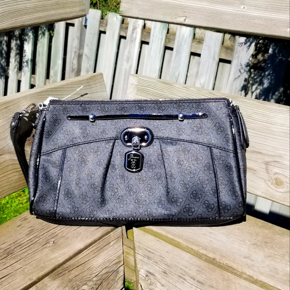 Classic Oversized Guess Clutch - Picture 2 of 9